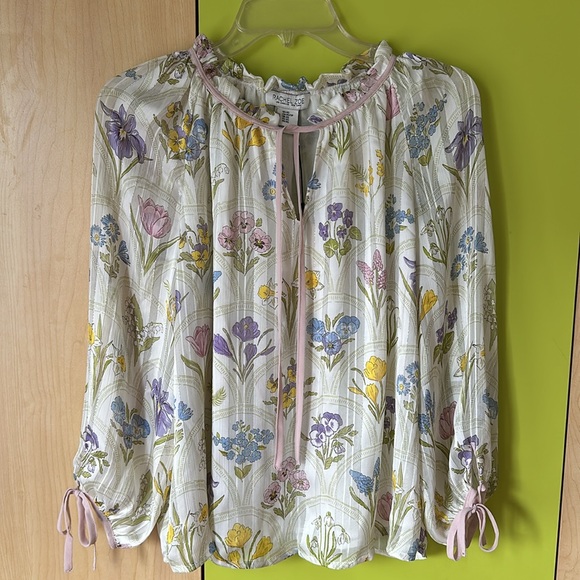 ‼️SOLD‼️Gorgeous Floral Blouse - Picture 3 of 14
